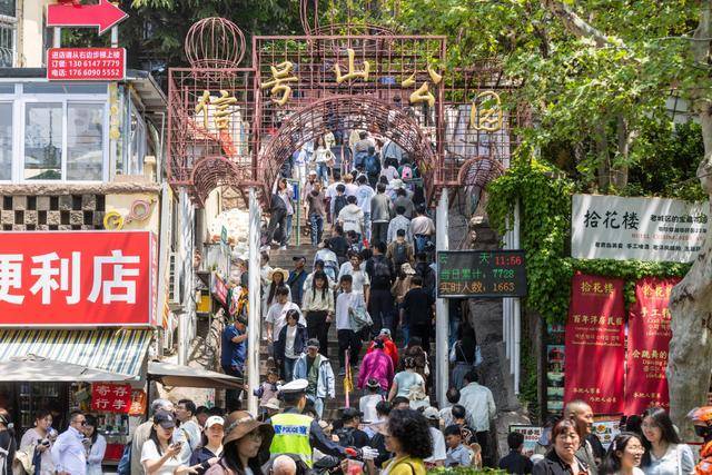 青島老城旅遊熱，訊號山人氣旺