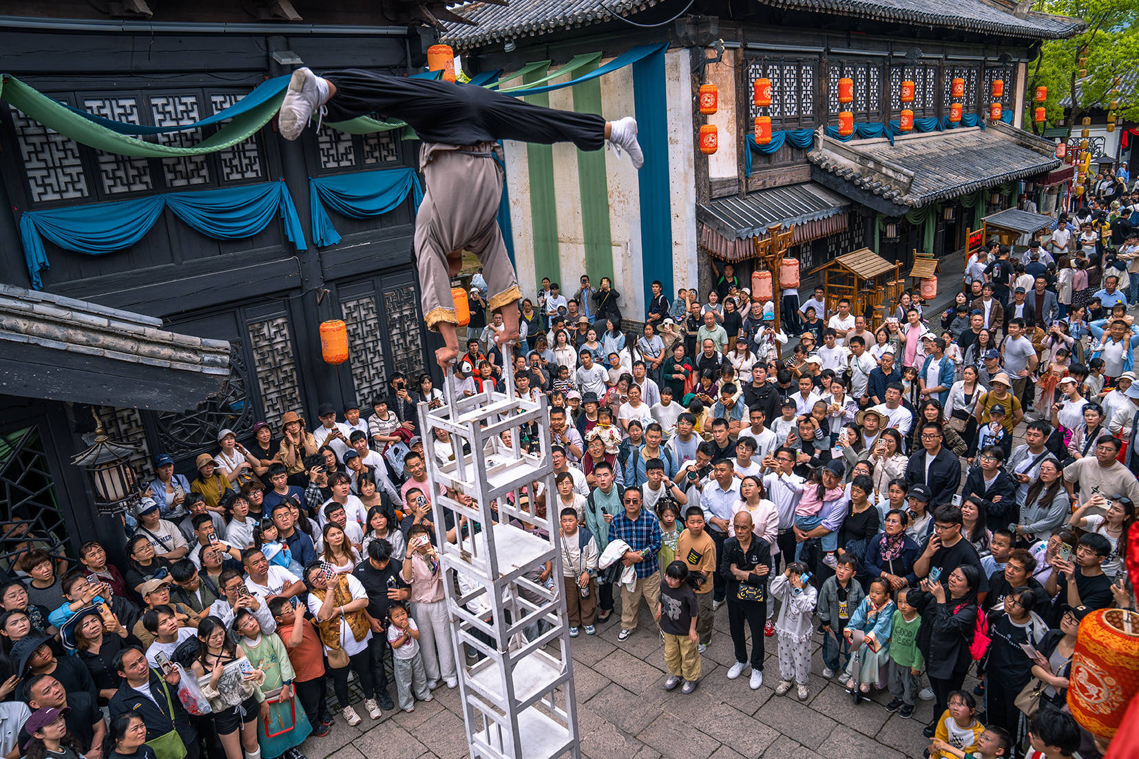 五一象山影視城徹底封神！人潮擠爆景區，終於知道為啥一直這麼火
