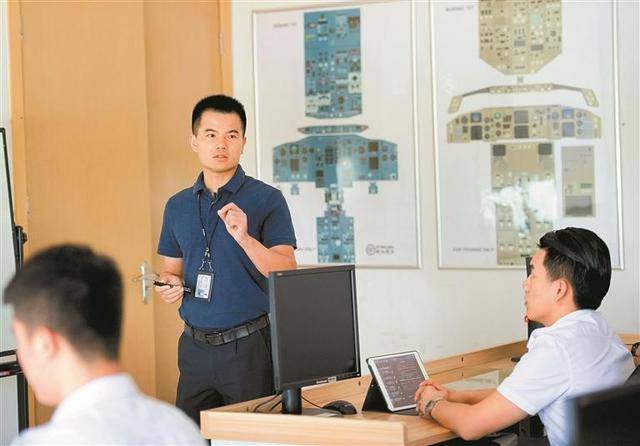 【深圳特區報】五四青年獎章獲得者汪勤金——“我是一名‘開著飛機送快遞的小哥’”