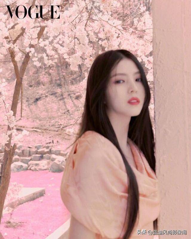 原創韓素希登《VOGUE Korea》電子刊：繁花映紅唇，冷豔自生香