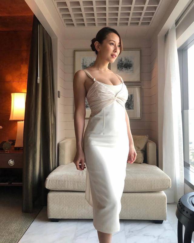 突發！香港知名女星泳衣自拍又惹爭議，移民迴流後靠性感照吸金