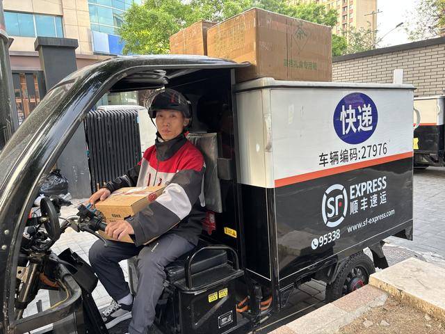 小區濃煙躥起，快遞小哥徒手爬樓滅火