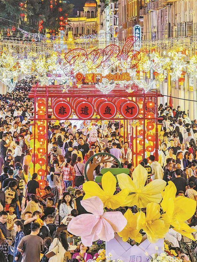 “五一”假期中山路再次成為旅遊熱門打卡地