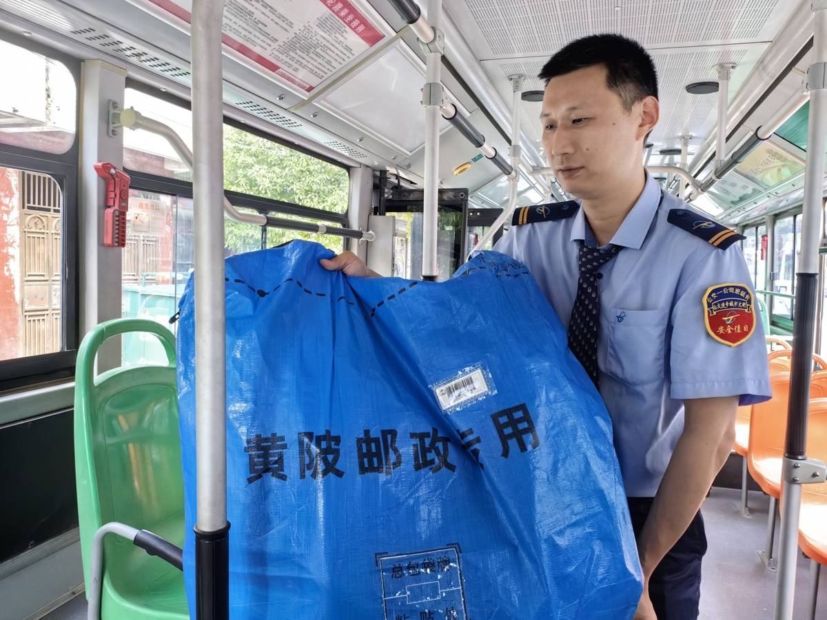武漢長江新區首開“客貨郵”專線 公交車進村“兼職幹物流”
