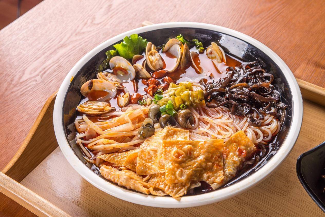 原創鄉鎮超市貨架爭奪戰，地方小吃“爆錘”泡麵品牌