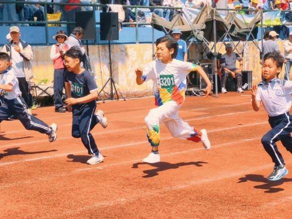集團共育燃活力 ，無界賽場築夢想！青島香港路小學與新昌路小學攜手舉辦集團校春季運動會