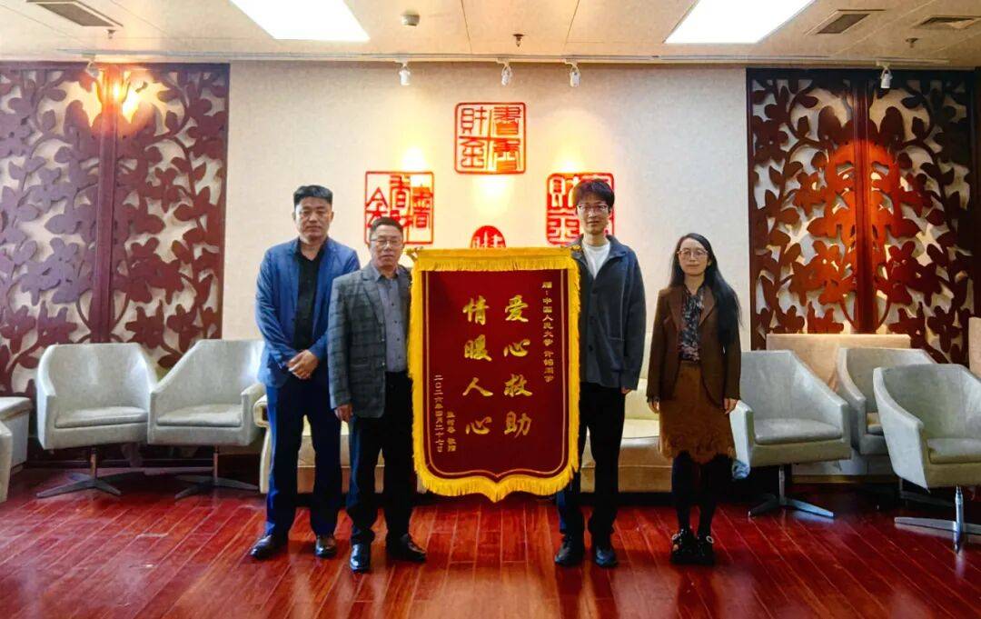 “你們下車吧，再打一輛車”，網約車司機提出要求，研究生許銘轉身上了駕駛座……