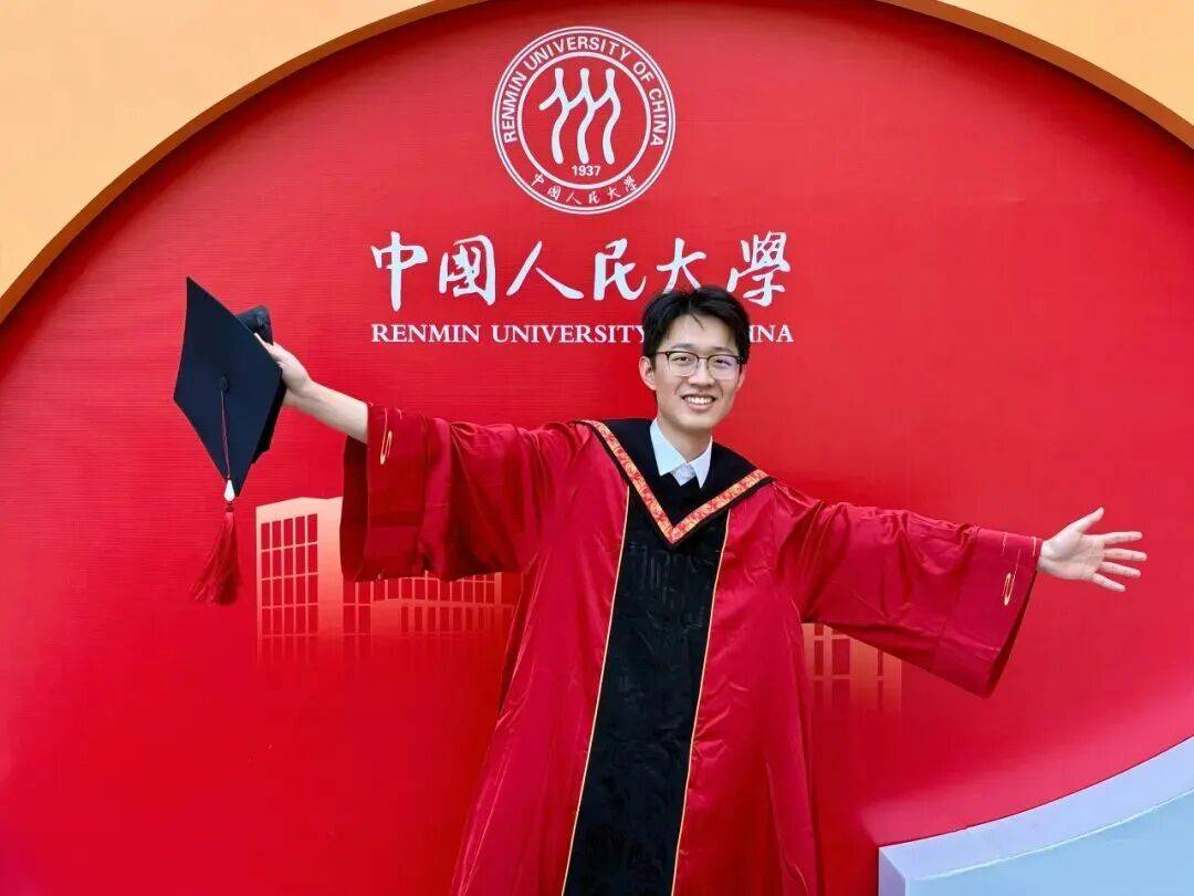 “你們下車吧，再打一輛車”，網約車司機提出要求，研究生許銘轉身上了駕駛座……