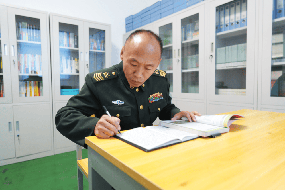 高波班長不簡單！剛當兵時燒鍋爐，後來成為閱兵訓練場的“技術大拿”