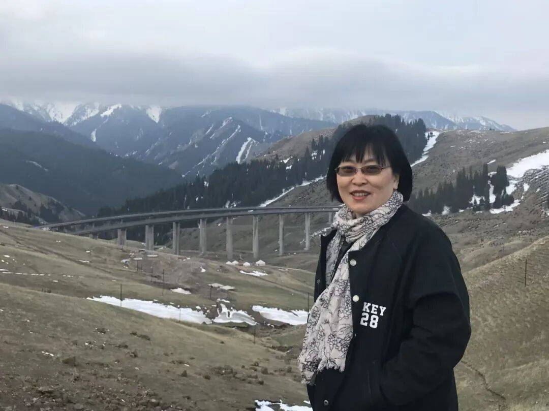 在風暴裡為女性辯護的律師，決定養一個“不好惹”的女兒