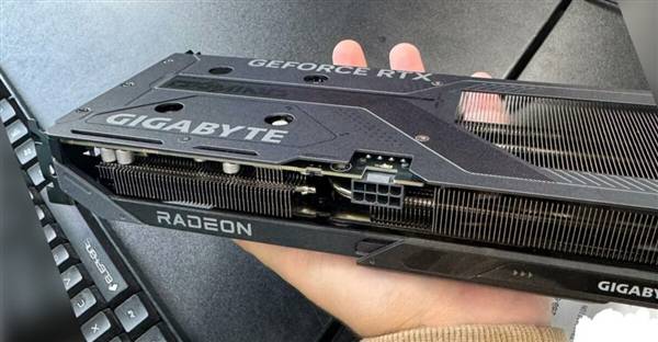 顯示卡收藏界的新寵：技嘉RTX 5060 Ti附贈Radeon皮膚 網友直呼開到了閃光寶可夢！