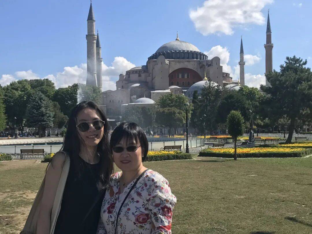 在風暴裡為女性辯護的律師，決定養一個“不好惹”的女兒