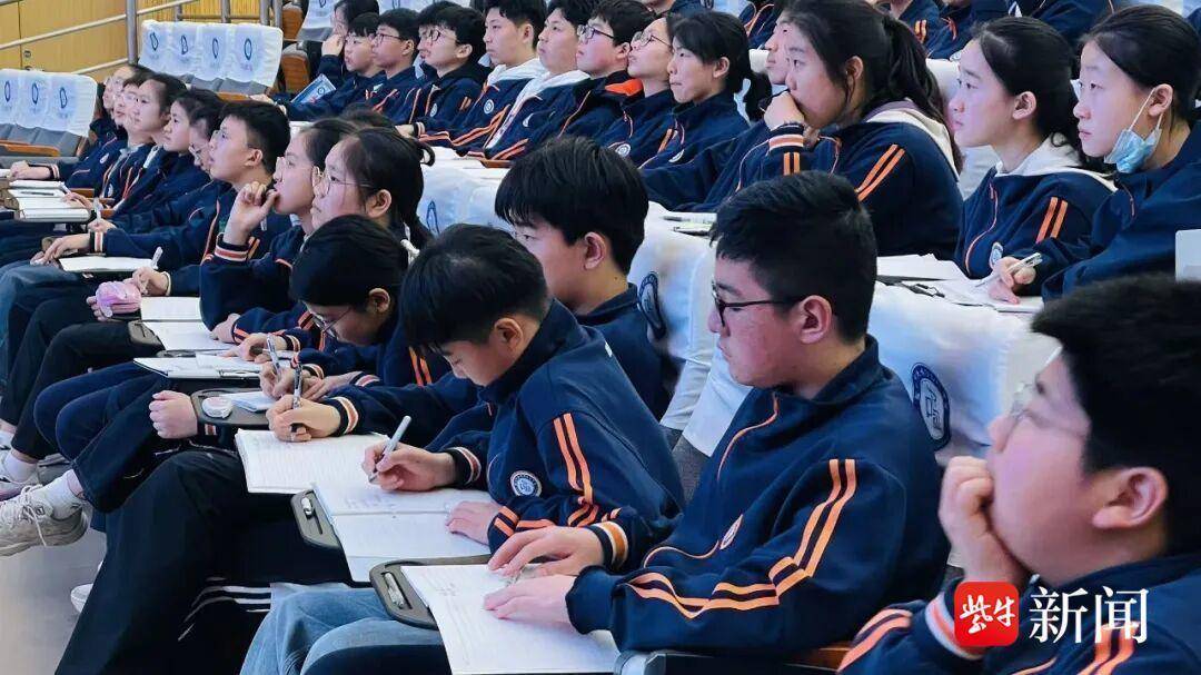 鹽城市鹿鳴路初級中學初一年級舉行2026年春學期期中表彰會議