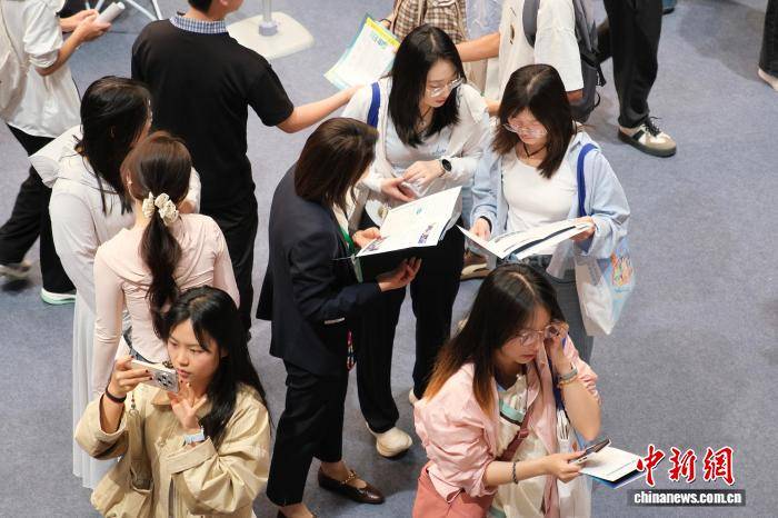 浙江杭州：高校畢業生招聘火熱