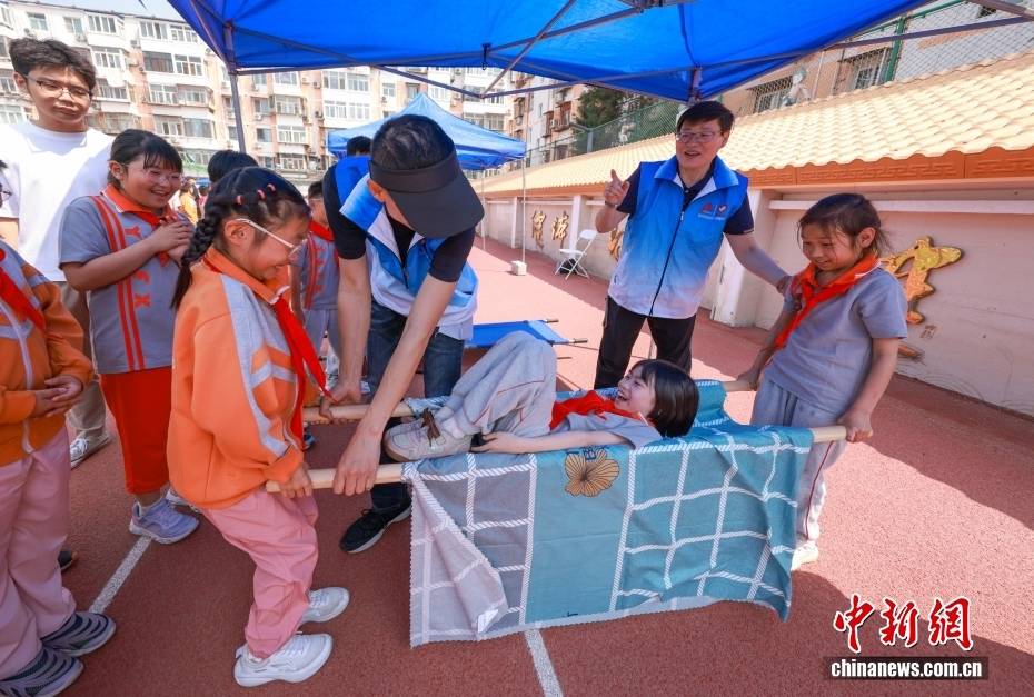 全國防災減災日 北京小學生學習應急避險技能