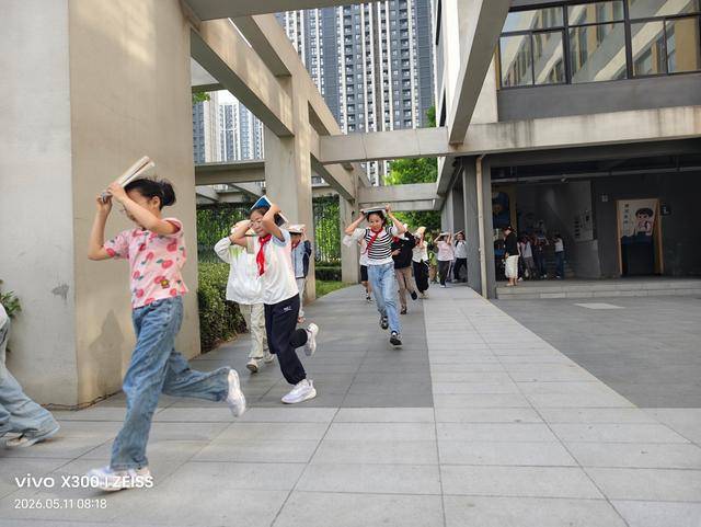 管城區建興路小學開展防震演練 築牢校園安全