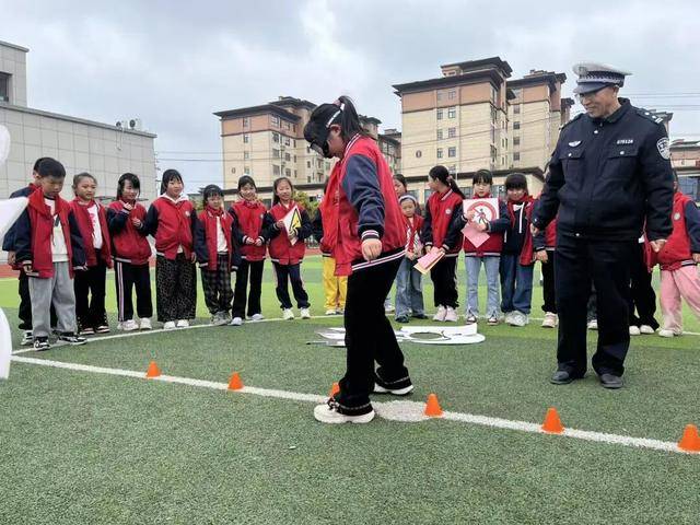 交警走進小學 開展“安全交通進學校”主題活動