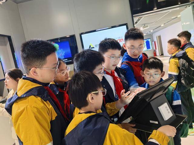 鄭州高新區實驗小學學子現場感受科技魅力