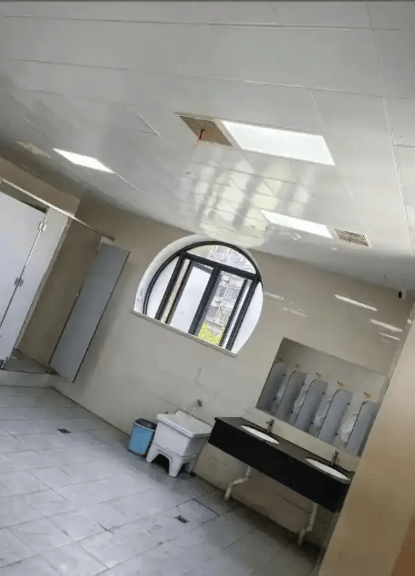 中學在男廁裝攝像頭？當地教育局通報