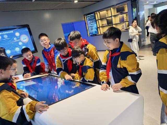 鄭州高新區實驗小學學子現場感受科技魅力
