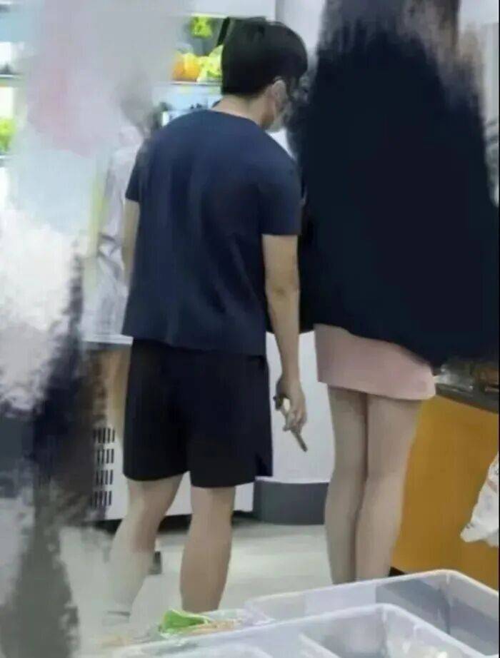 一研究生被曝在校內超市偷拍女生裙底