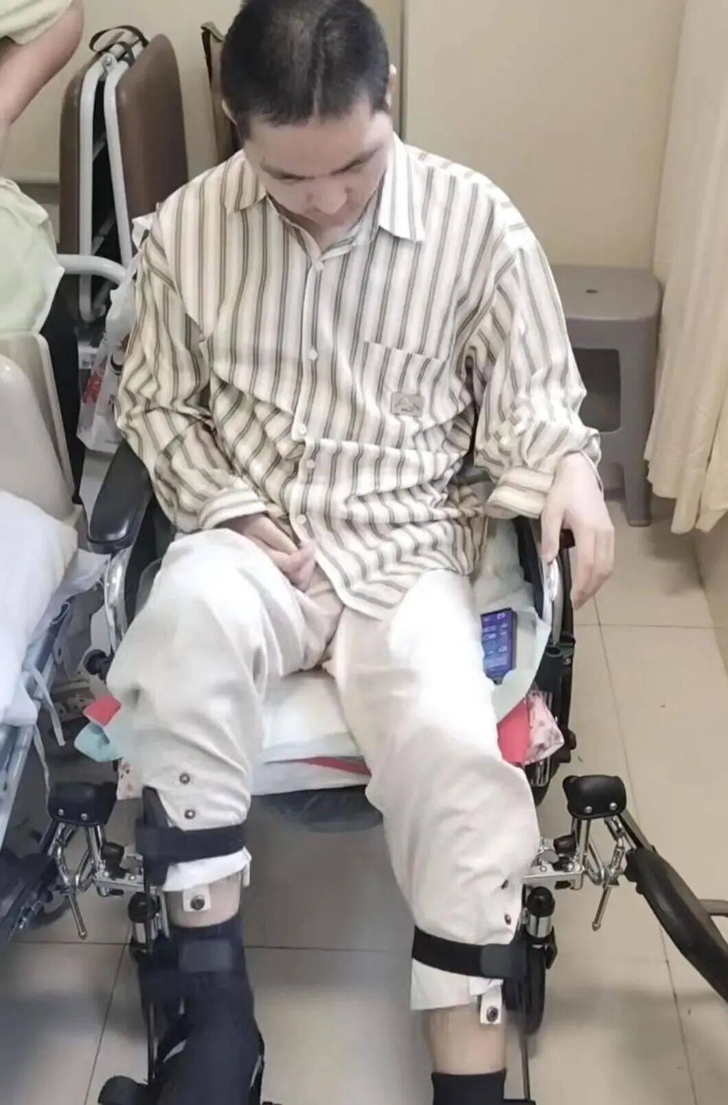 16歲少年無證駕車撞倒23歲研究生，致其顱腦損傷心智如幼童，肇事者無力支付28萬賠償，父親：他想輟學還債，不行，我來還