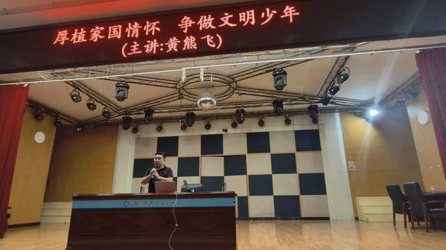原創知名作家走進嶽麓實驗中學，主講思想政治教育課