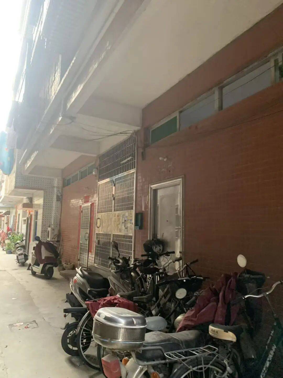 梁某故意傷害拒付醫藥費，李某卿轉移財產逃避執行，房產被查封