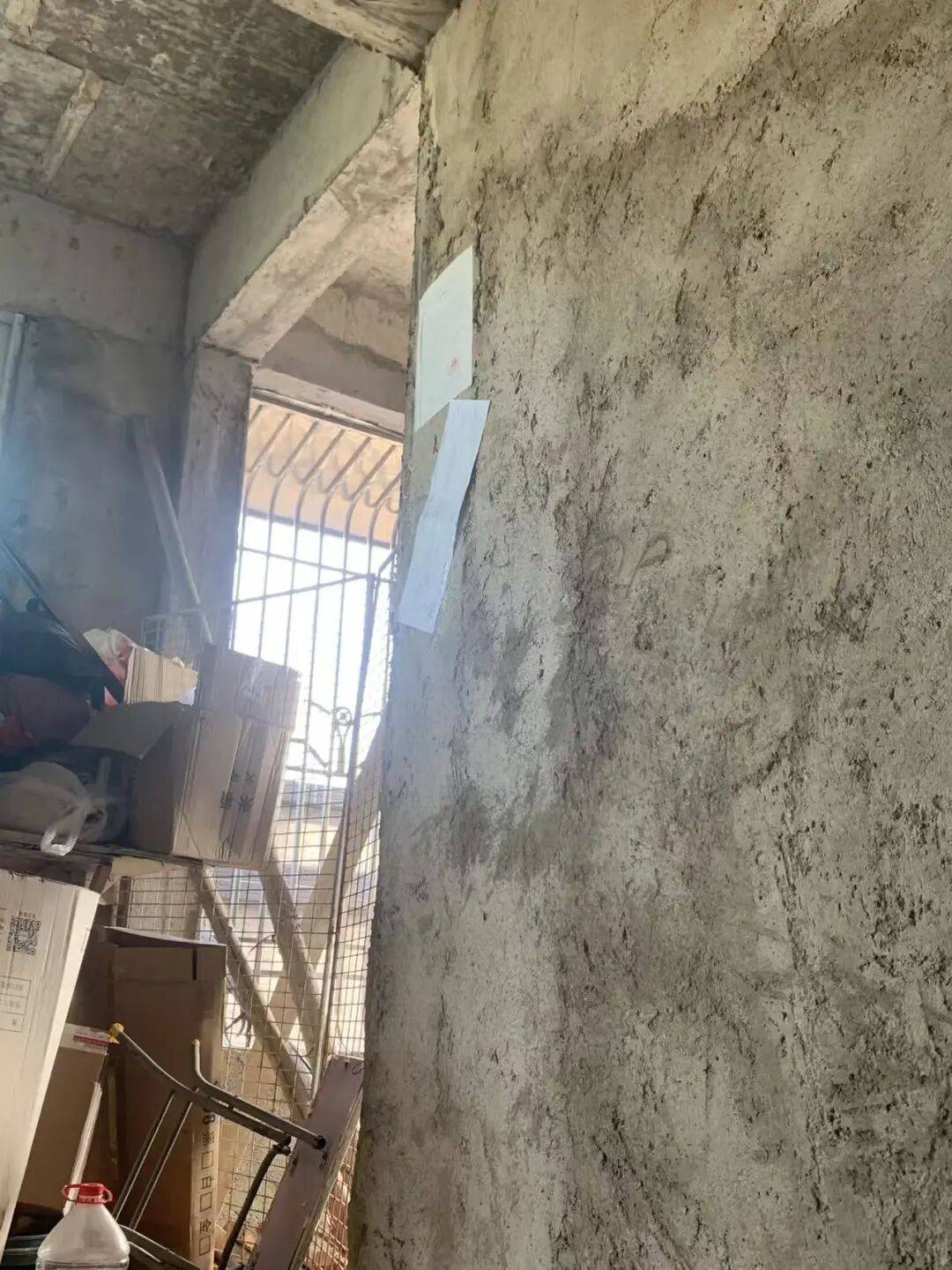 梁某故意傷害拒付醫藥費，李某卿轉移財產逃避執行，房產被查封