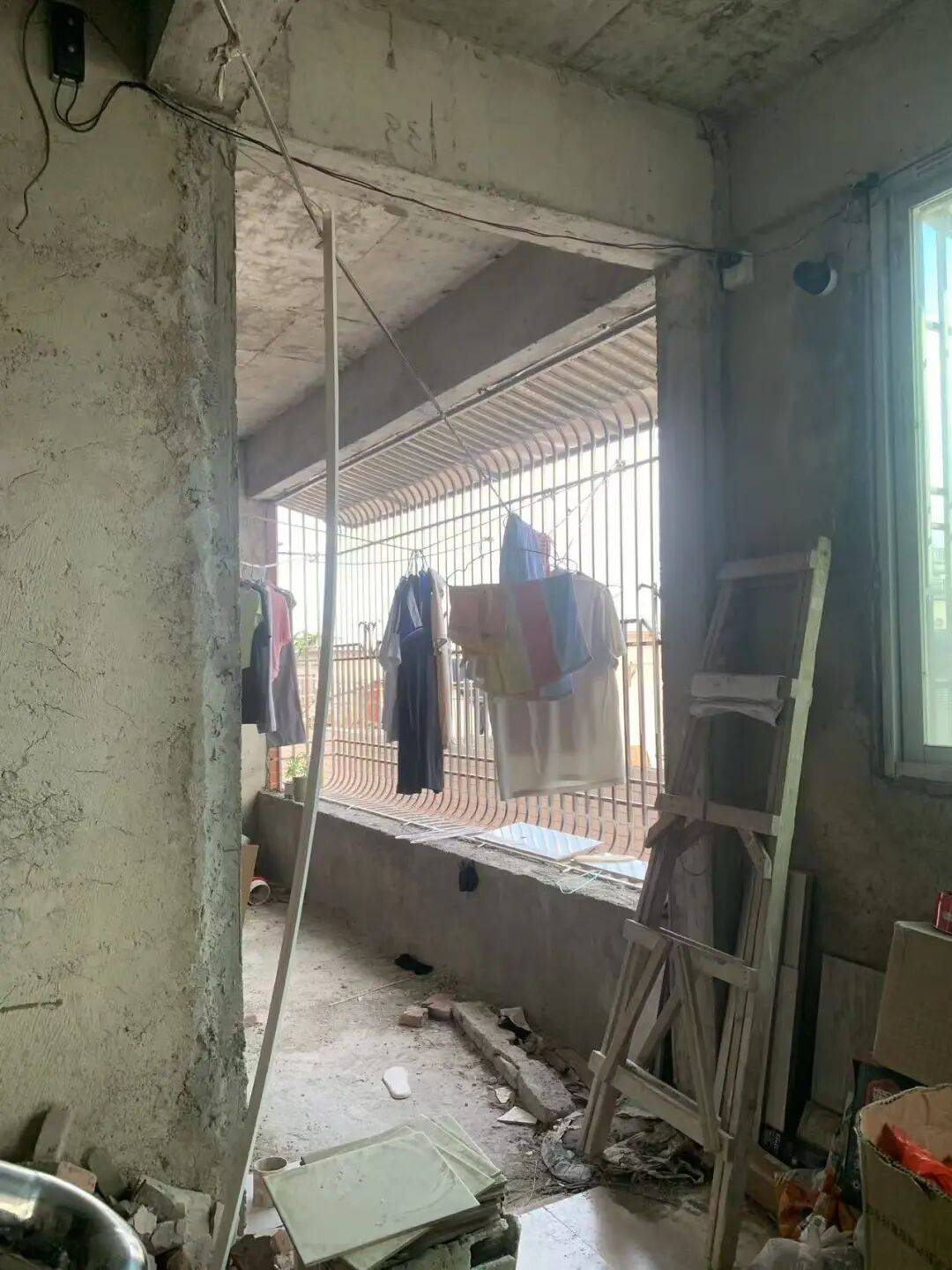 梁某故意傷害拒付醫藥費，李某卿轉移財產逃避執行，房產被查封