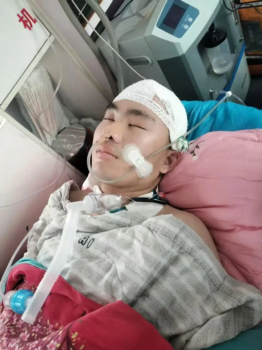 16歲少年無證駕車撞倒23歲研究生，致其顱腦損傷心智如幼童