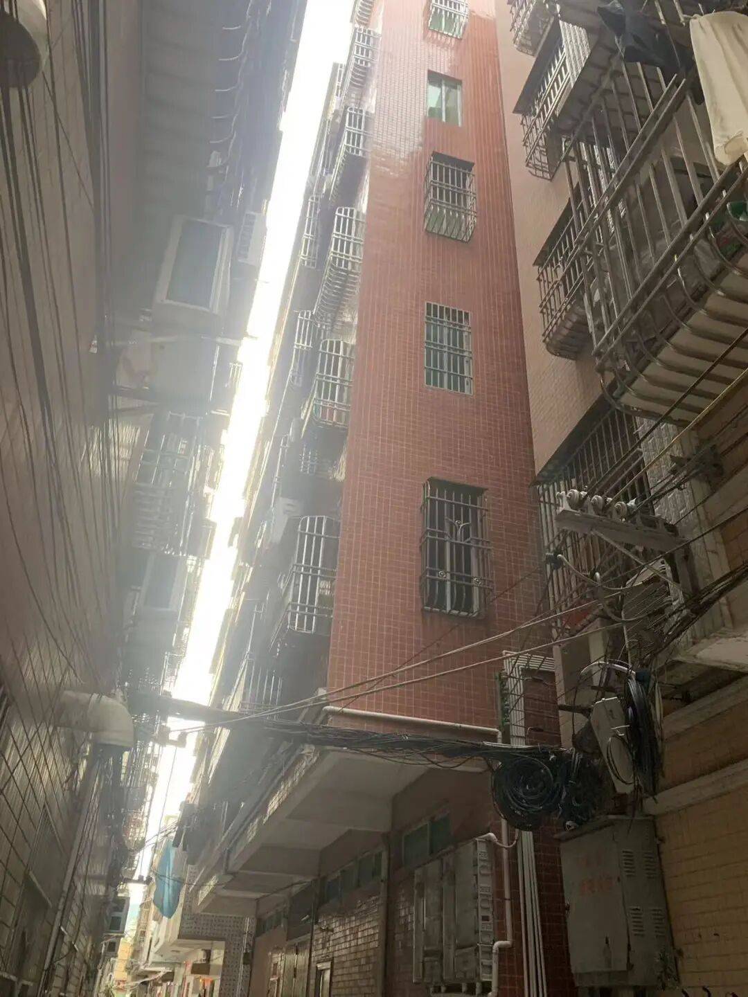 梁某故意傷害拒付醫藥費，李某卿轉移財產逃避執行，房產被查封
