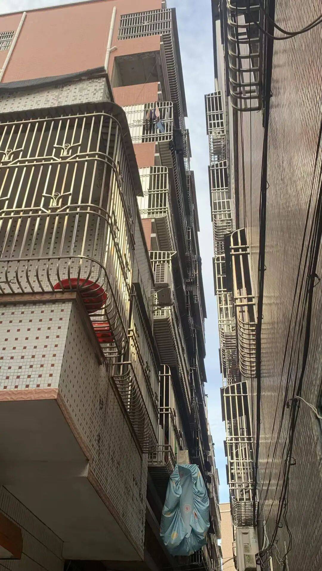 梁某故意傷害拒付醫藥費，李某卿轉移財產逃避執行，房產被查封