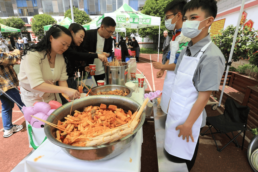 從無聲舞蹈，到煙火氣滿滿的美食街
