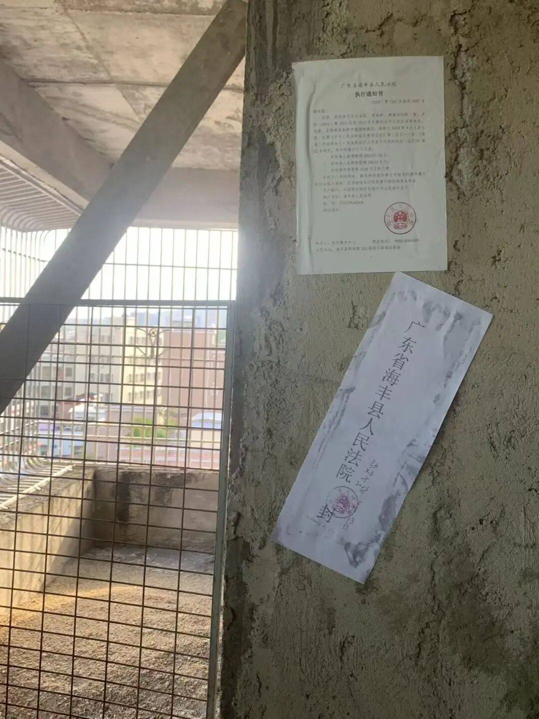 梁某故意傷害拒付醫藥費，李某卿轉移財產逃避執行，房產被查封