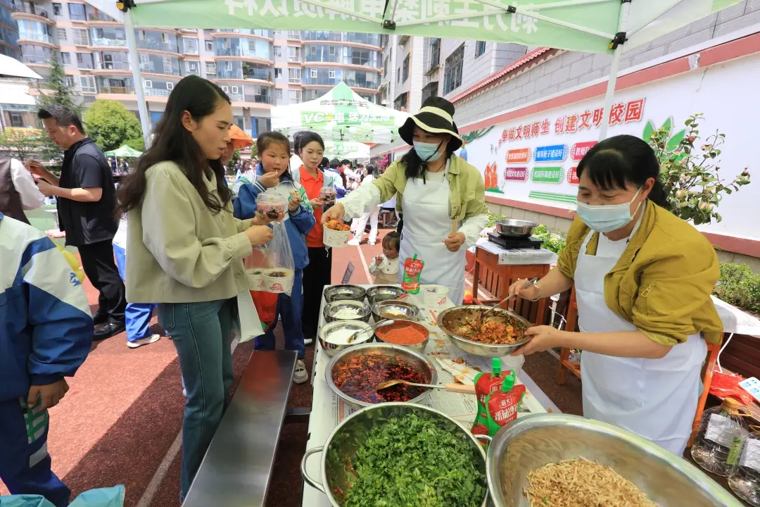 從無聲舞蹈，到煙火氣滿滿的美食街