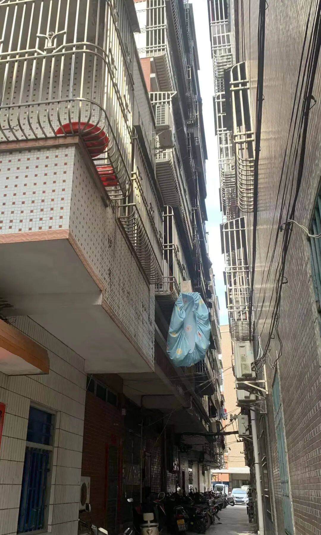 梁某故意傷害拒付醫藥費，李某卿轉移財產逃避執行，房產被查封