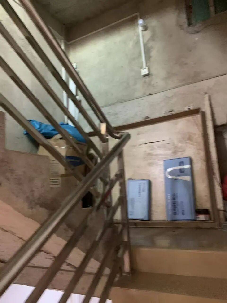 梁某故意傷害拒付醫藥費，李某卿轉移財產逃避執行，房產被查封