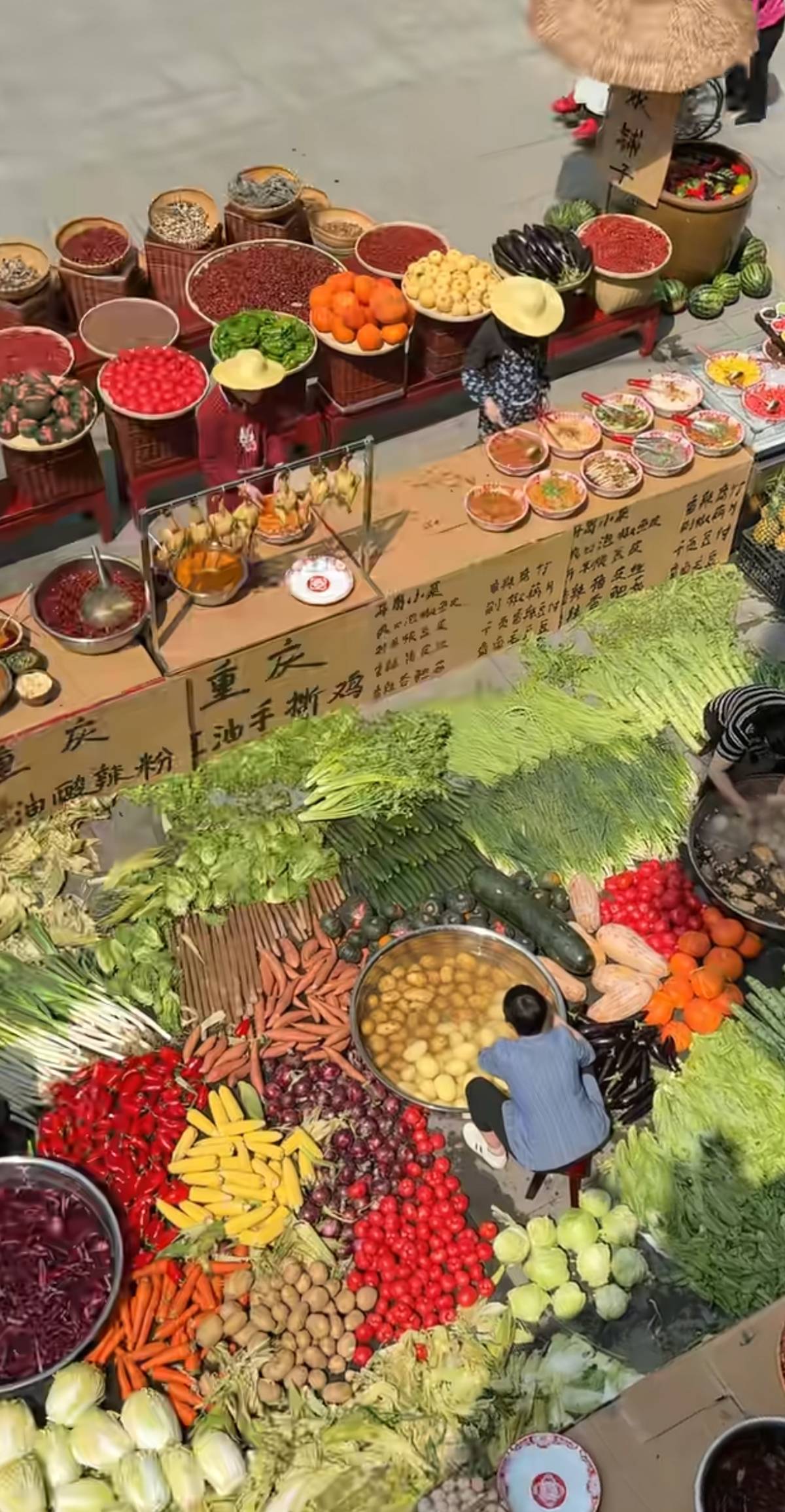 鄭州一火鍋店露天洗菜做飯走紅，五顏六色食材堆放一地如調色盤，顧客稱像動漫，店家回應