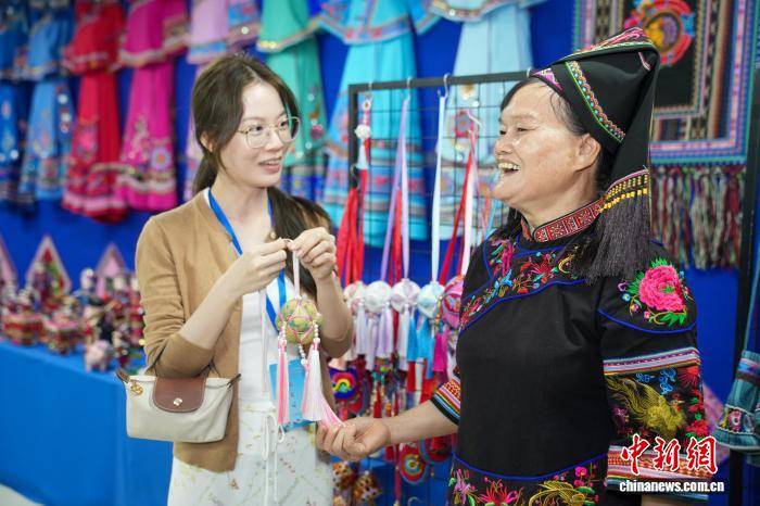 泰國留學生的中國“針”功夫：把家鄉色彩“繡”進壯錦