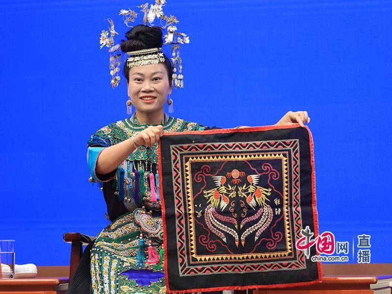 這個侗族姑娘創辦刺繡坊，讓殘疾人“繡”出富裕生活，讓作品走進故宮博物院，遠銷國外