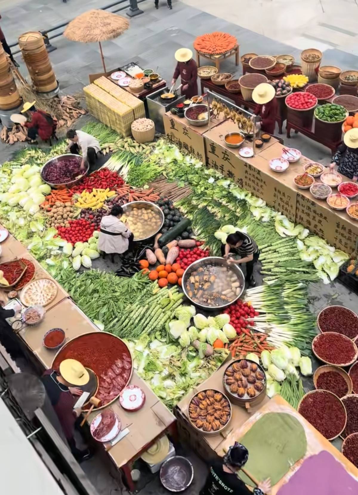 鄭州一火鍋店露天洗菜做飯走紅，五顏六色食材堆放一地如調色盤，顧客稱像動漫，店家回應