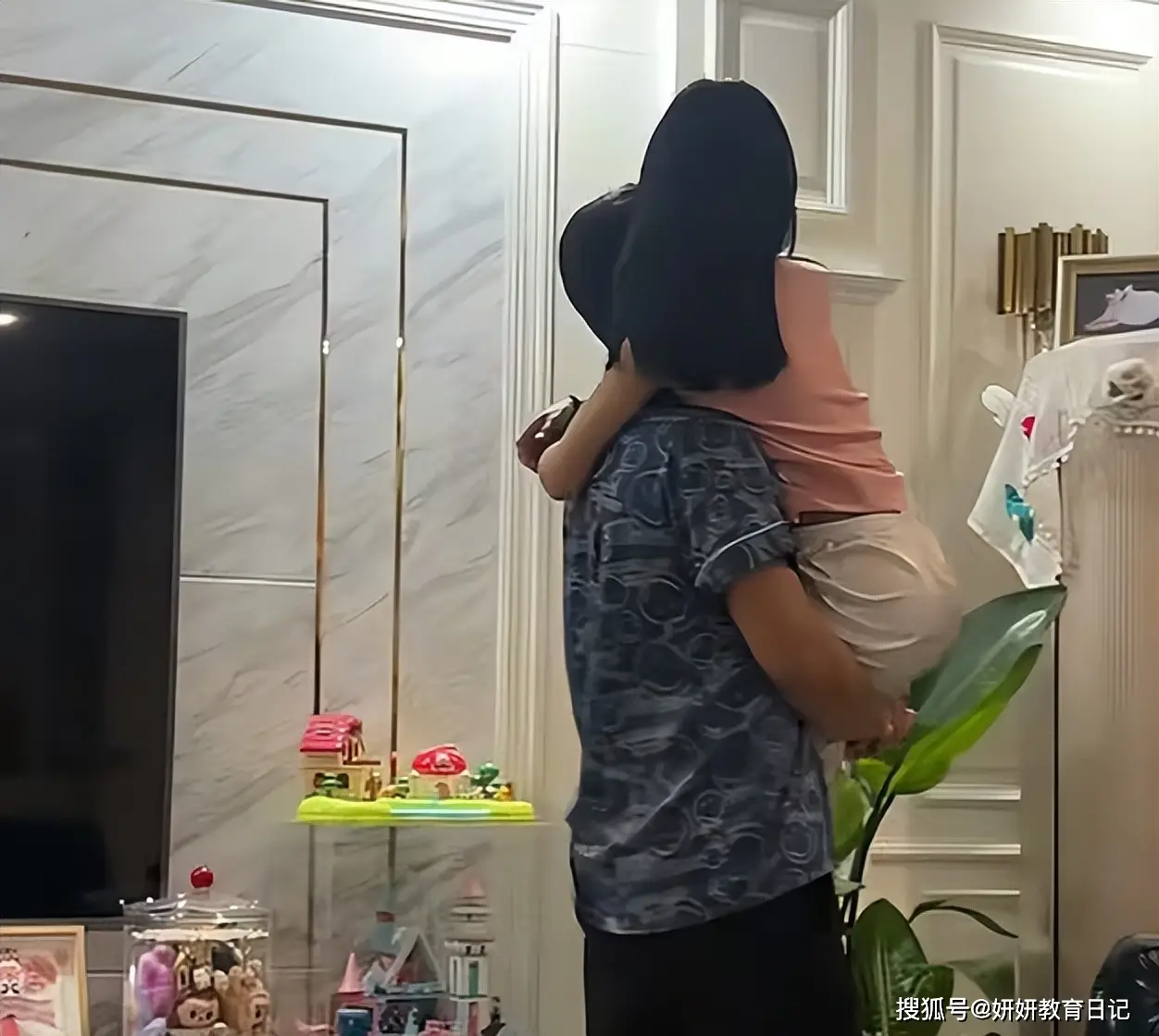 原創“再不抱，就被別人抱了！”小學女生被強行公主抱，父親不是滋味