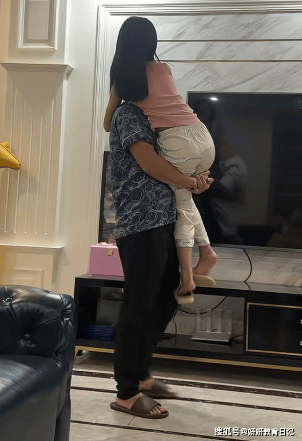 原創“再不抱，就被別人抱了！”小學女生被強行公主抱，父親不是滋味