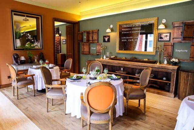 剛開3天就超火！外灘百年建築變身法式美食宮殿，5層超3000平方米！