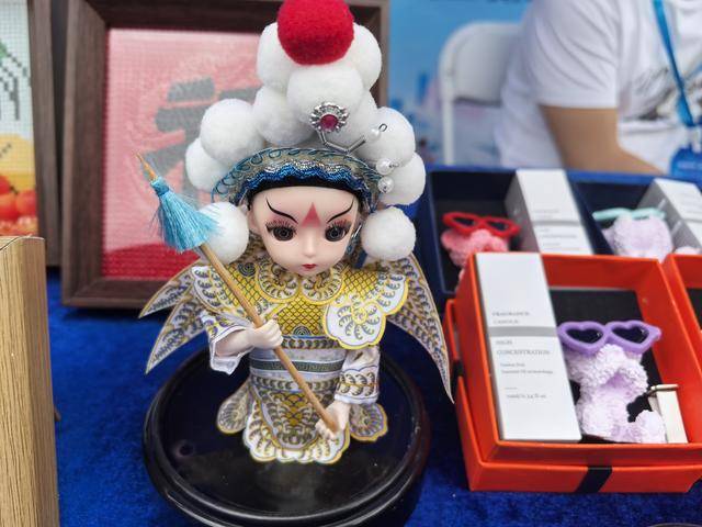 機器人主動打招呼！深圳這場活動把“黑科技”變成“暖科技”