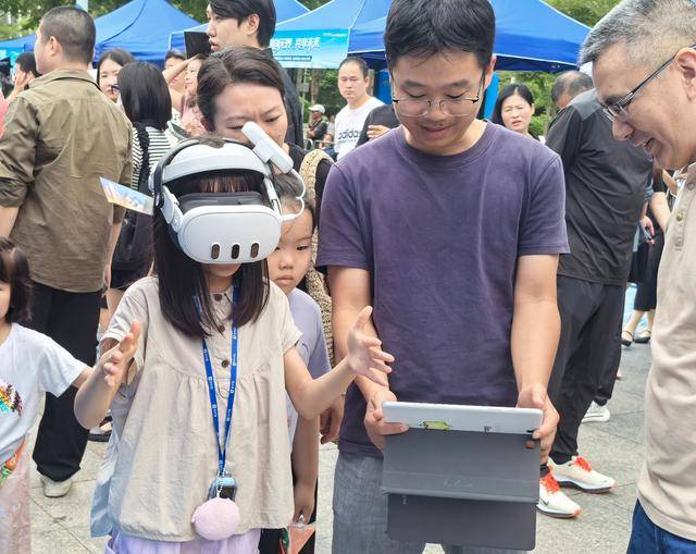 機器人主動打招呼！深圳這場活動把“黑科技”變成“暖科技”