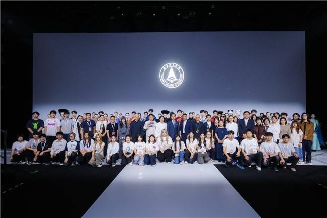 燕京理工學院《源·境》主題作品在2026中國國際大學生時裝週成功釋出