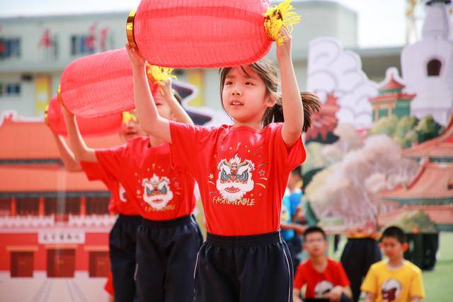 奧運冠軍分享賽場拼搏歷程，小學幼兒園聯合舉辦運動會