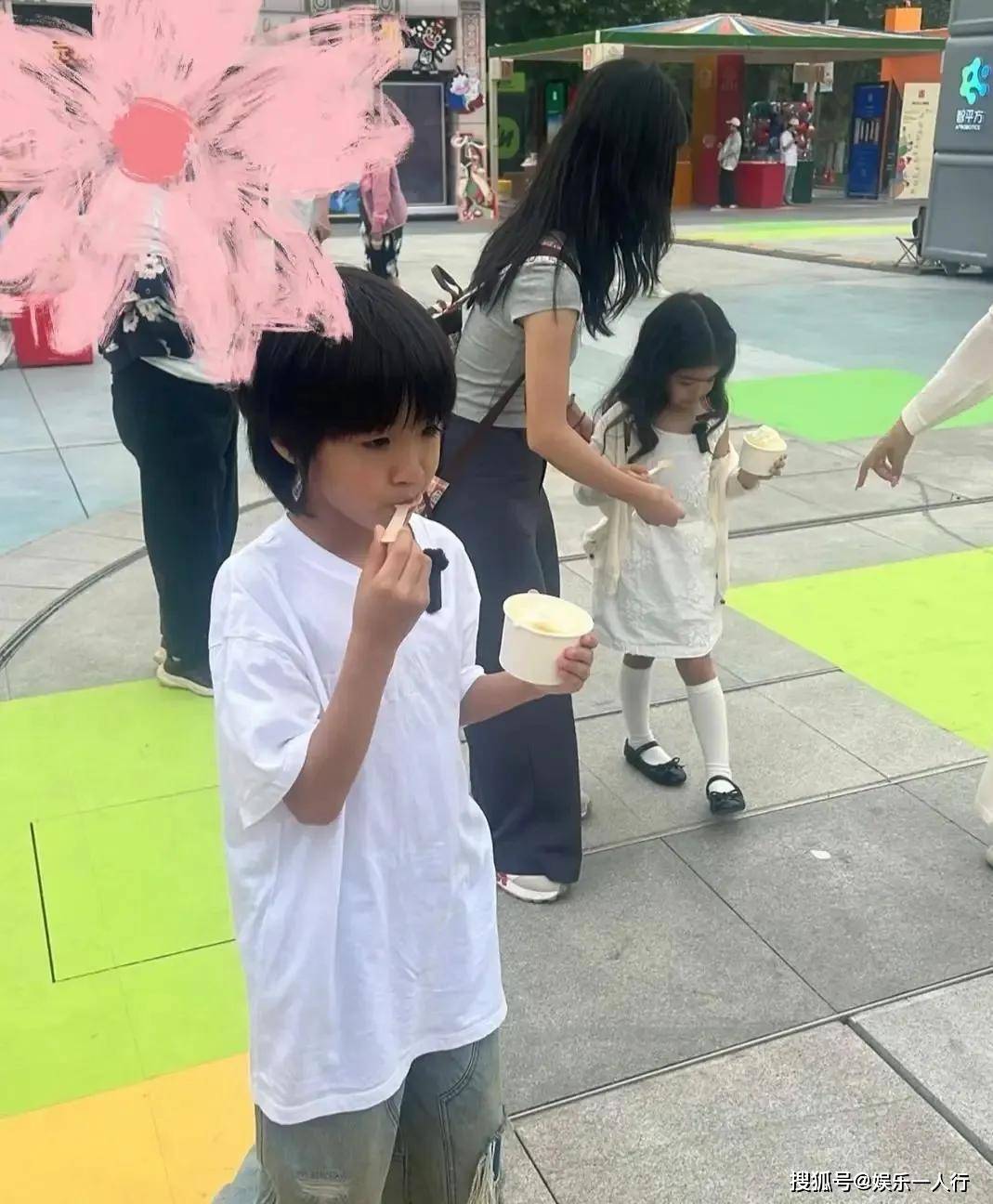 原創姜潮麥迪娜帶娃逛美食街被偶遇！女兒神似媽媽，兒子帥氣隨爹，基因太強大